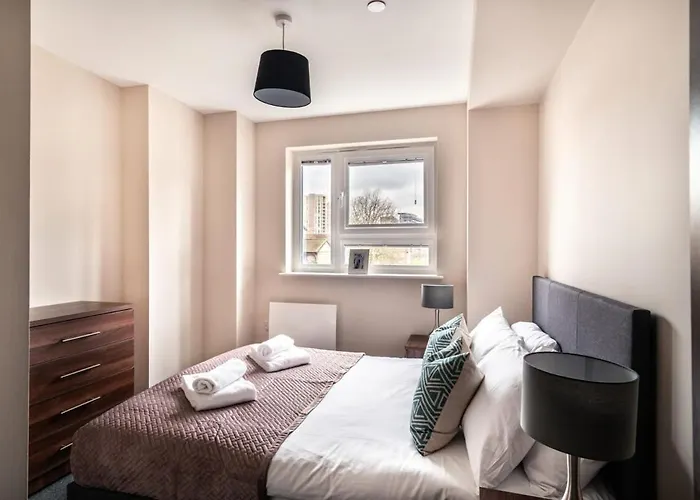 Modern & Bright 2 Bed Apartment In Manchester