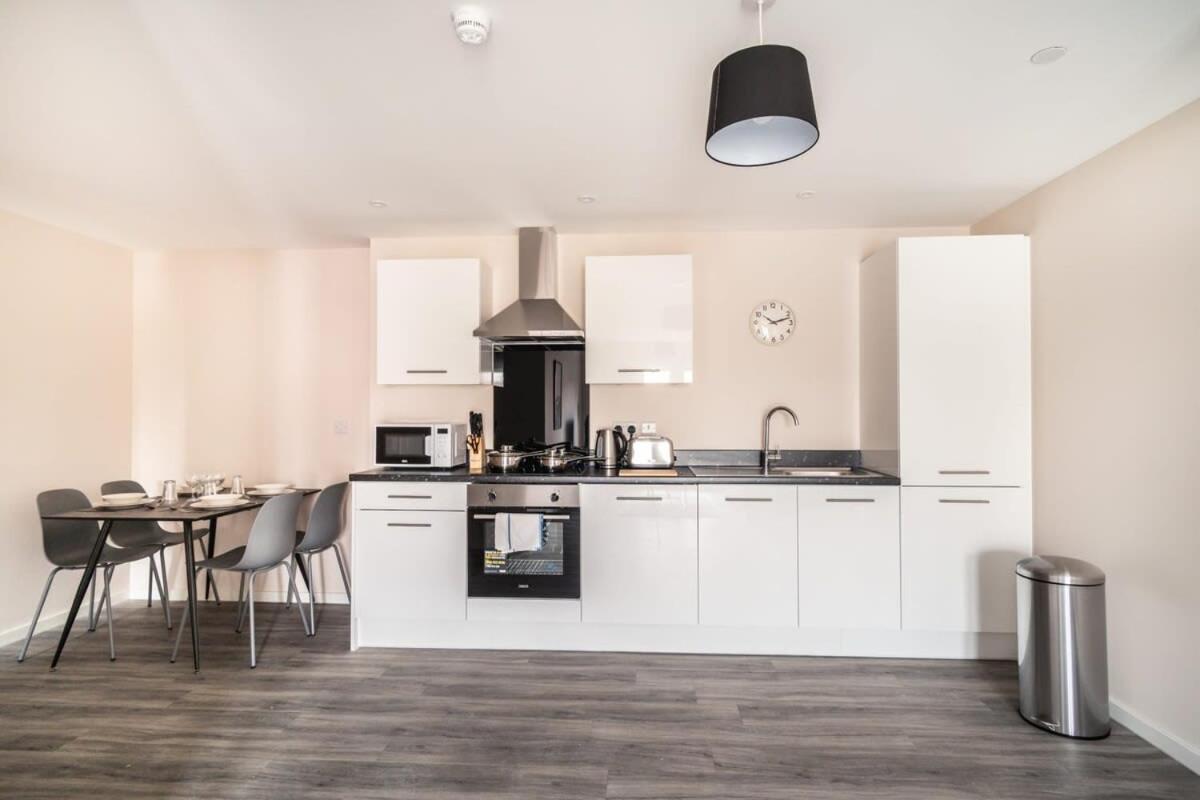 Modern & Bright 2 Bed In *