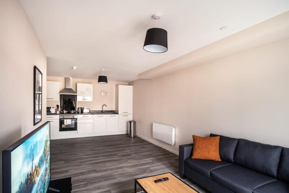 Modern & Bright 2 Bed In Apartment Manchester