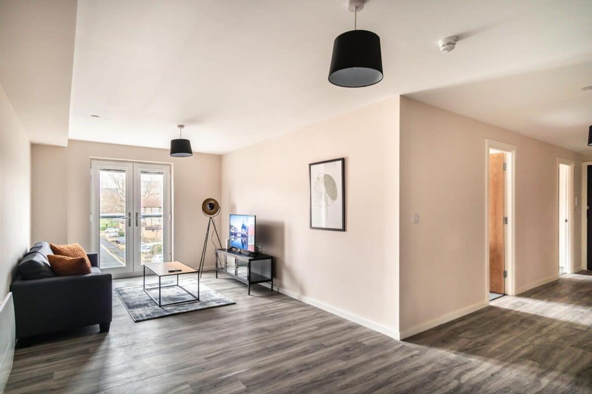 Modern & Bright 2 Bed In Apartment *