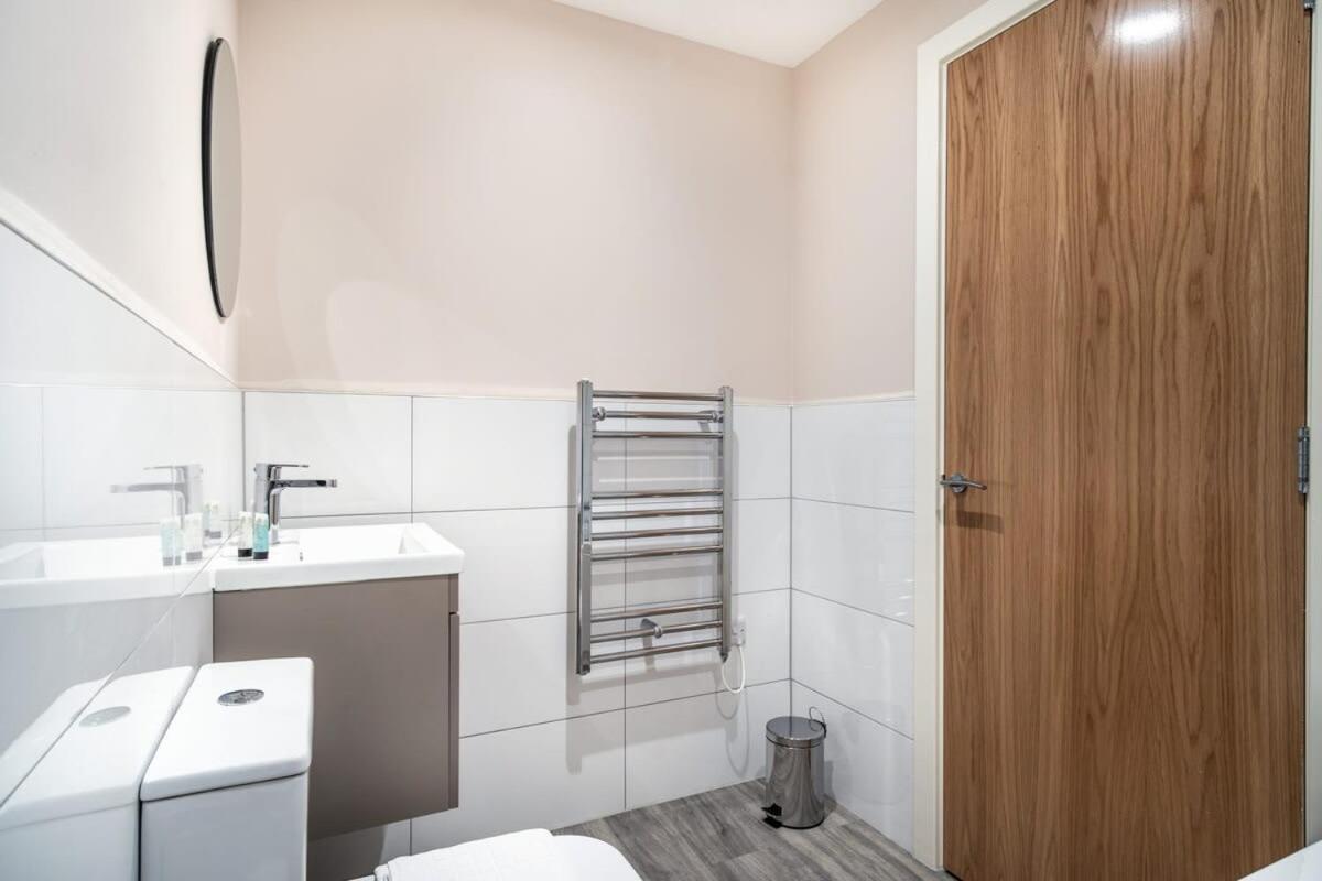 Modern & Bright 2 Bed In